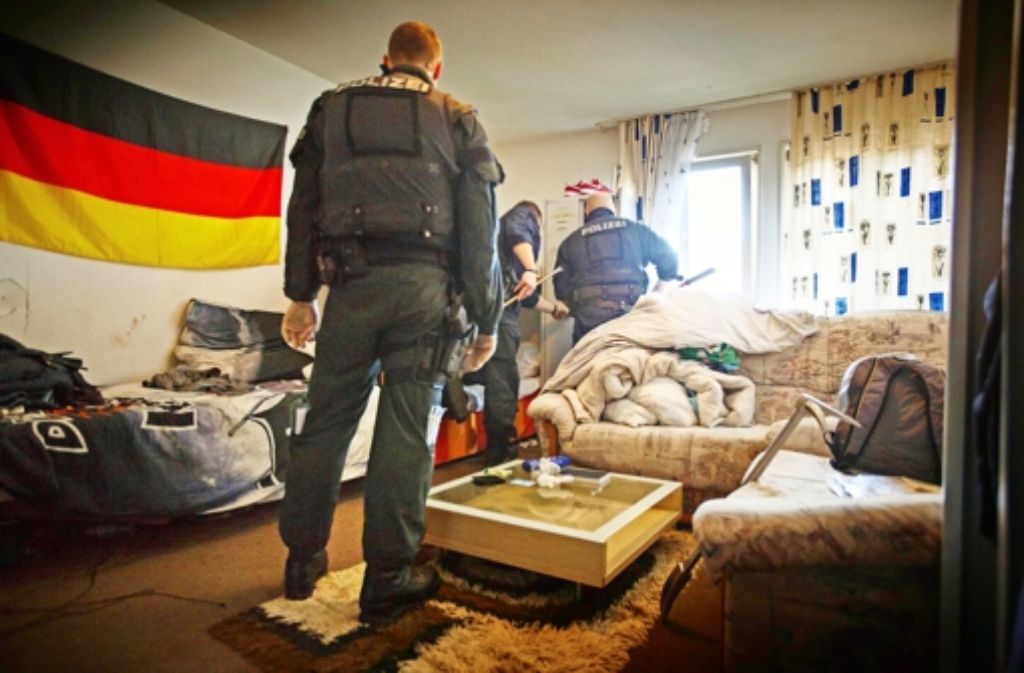 Polizisten haben bei der Razzia am Dienstagmorgen insgesamt 25 Zimmer im Asylbewerberheim durchsucht. Foto: Gottfried Stoppel
