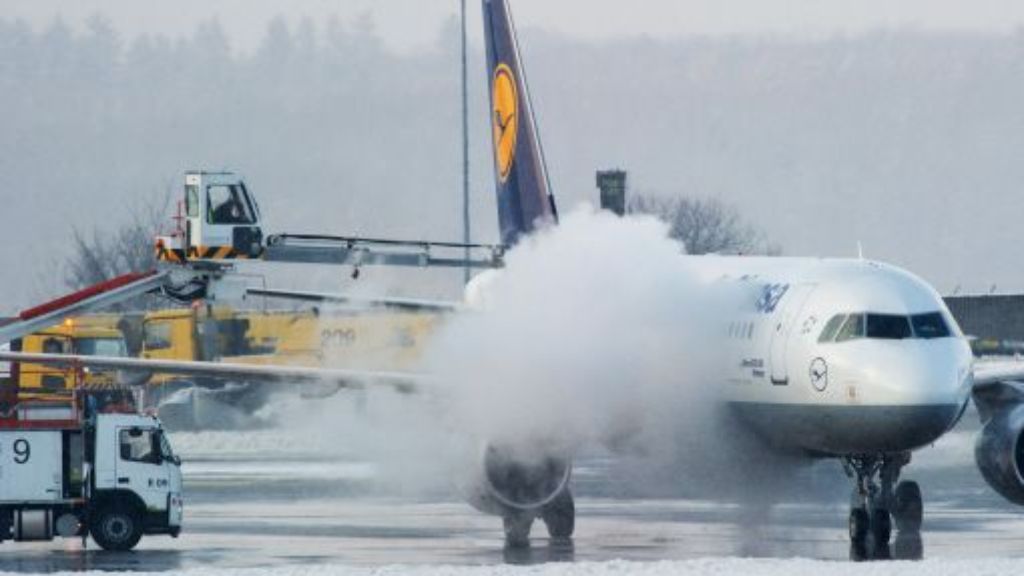 Bahn und Flüge in Stuttgart: Schnee wirkt sich auf Schienen- und Flugverkehr aus