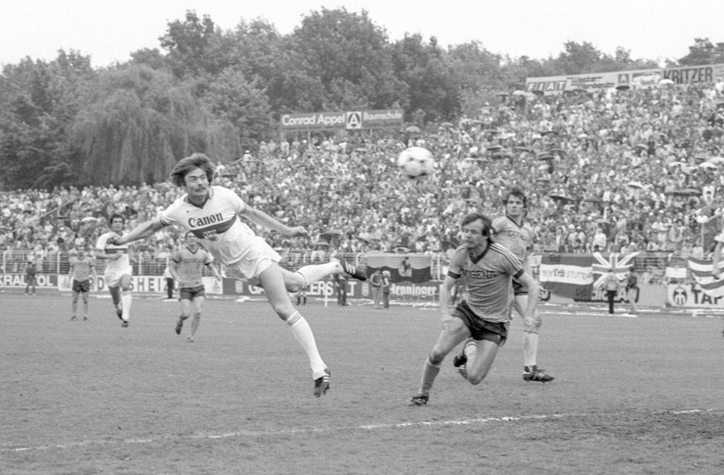 Ein torreiches Spiel bot sich den Zuschauern hingegen am 22. Mai 1982 in Darmstadt. Mit 3:3 trennten sich der VfB und die Hessen. Ein herber Schlag für die Stuttgarter um Hermann Ohlicher, die sich dem Sieg schon sicher waren, war der Treffer eines Darmstädter Angreifers in der 90. Spielminute.