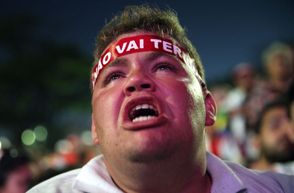 Sie trugen Stirnbänder mit der Aufschrift „Não vai ter golpe“, was so viel heißt wie „Es wird keinen Putsch geben.“ Am Ende konnten die Rousseff-Unterstützer ihre Tränen der Trauer nicht zurückhalten.