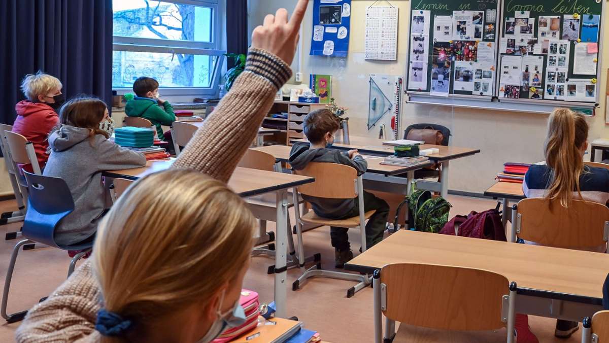 Neue Regeln für Unterricht in  Baden-Württemberg: Kretschmann zieht Bundes-Notbremse für Schulen vor