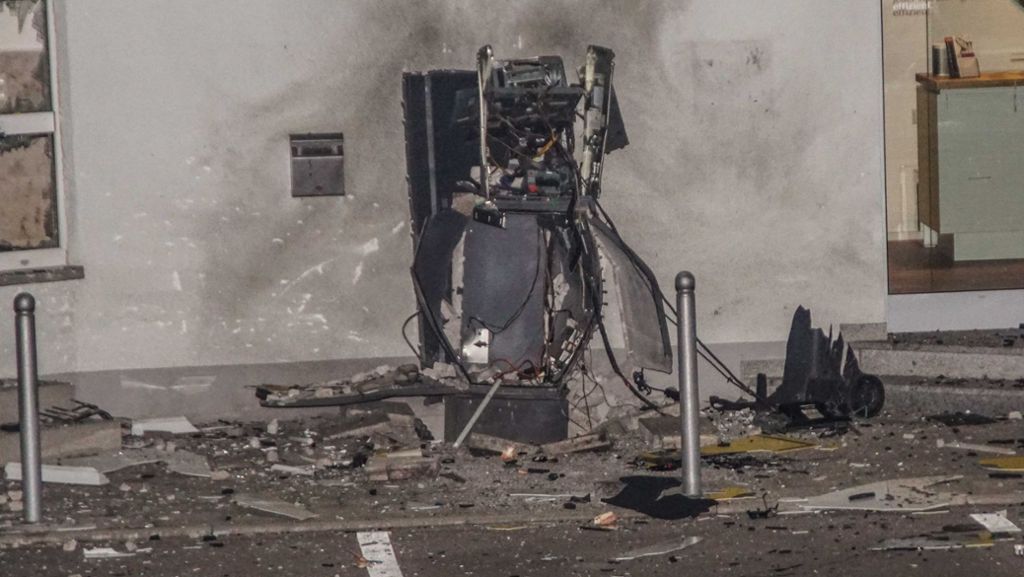 Renningen im Kreis Böblingen: Heftige Explosion: Geldautomat in die Luft gesprengt