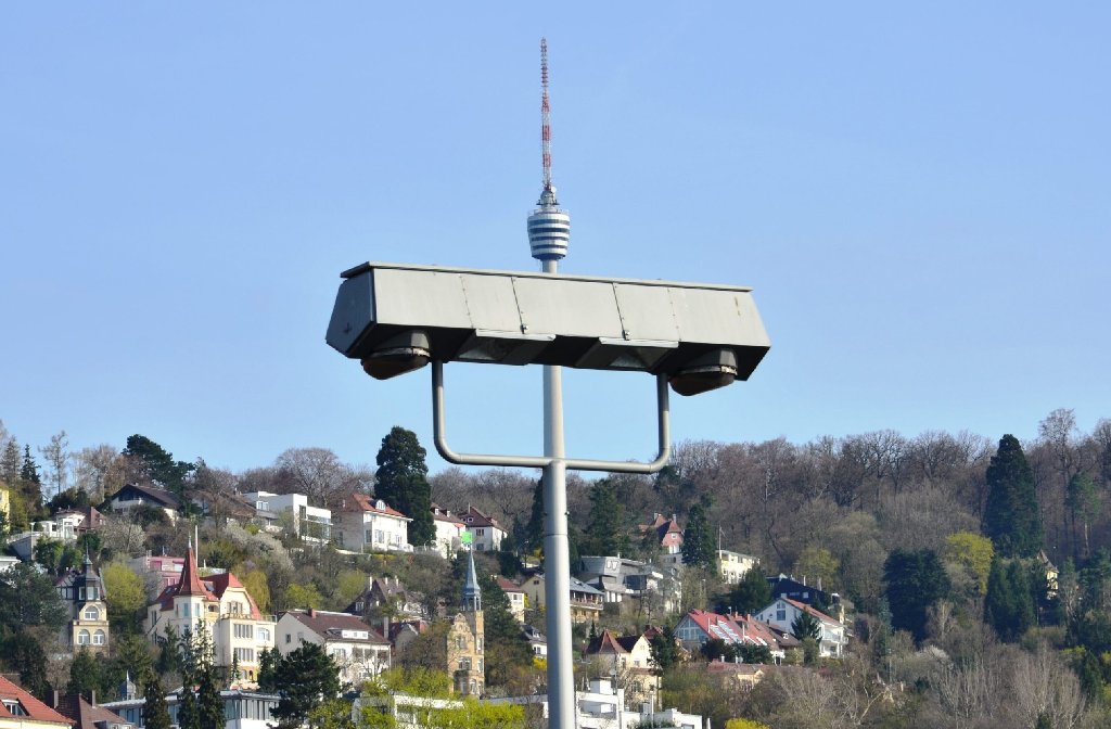 Kuriose Perspektive: Das Bild aus 2013 zeigt den Fernsehturm und eine Straßenbeleuchtung von der Hauptstätter Straße.