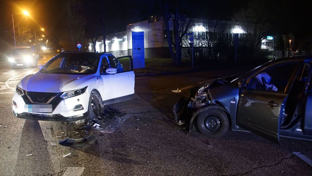 Unfall in Weilimdorf: Autos kollidieren –  Drei Menschen schwer verletzt