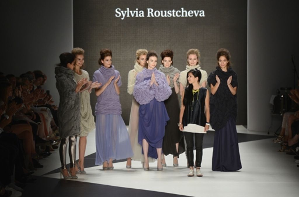 Sylvia Roustcheva und Models auf dem Laufsteg