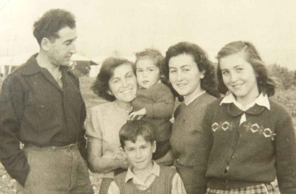 Die Autorin hat in Israel viele neue Verwandte gefunden: Hagais Eltern und Geschwister in den 50er Jahren.