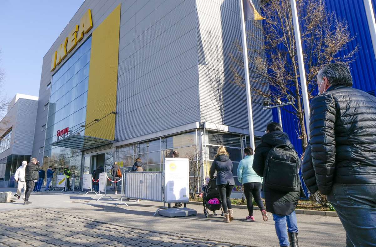 Wer die Coronapandemie nutzt, um sein Zuhause rauszuputzen: Seit dem 8. März hat auch das Einrichtungshaus Ikea in Sindelfingen wieder geöffnet. Bisher ist der erwartete Ansturm dort ausgeblieben. Übrigens: Auch im Ikea Ludwigsburg sind vor Ort Einkäufe möglich, allerdings muss man dort vorab ein Ticket buchen. Das geht hier online.
