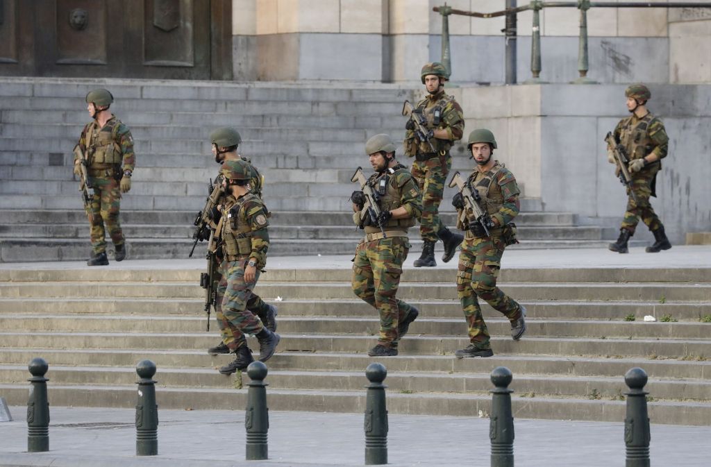 Eine Person mit einer Sprengstoffwaffe wurde der belgischen Agentur Belga zufolge niedergeschossen