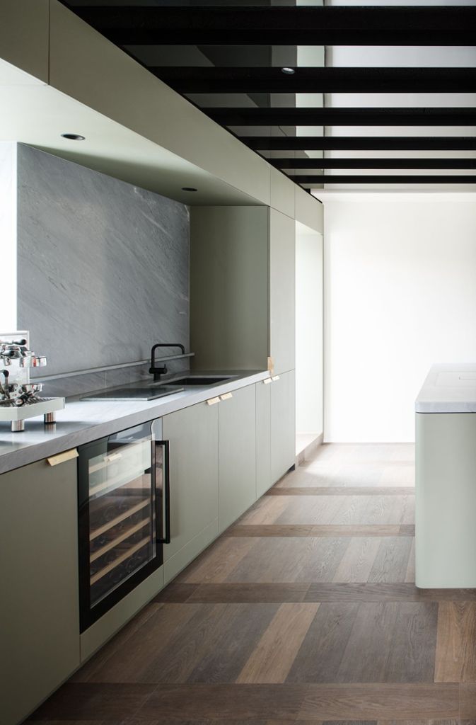 Das Material – Linoleum an den Küchenschränken – ist eine Anspielung an die Entstehungszeit der Wohnung. Der Eichenholzboden sorgt für Behaglichkeit.