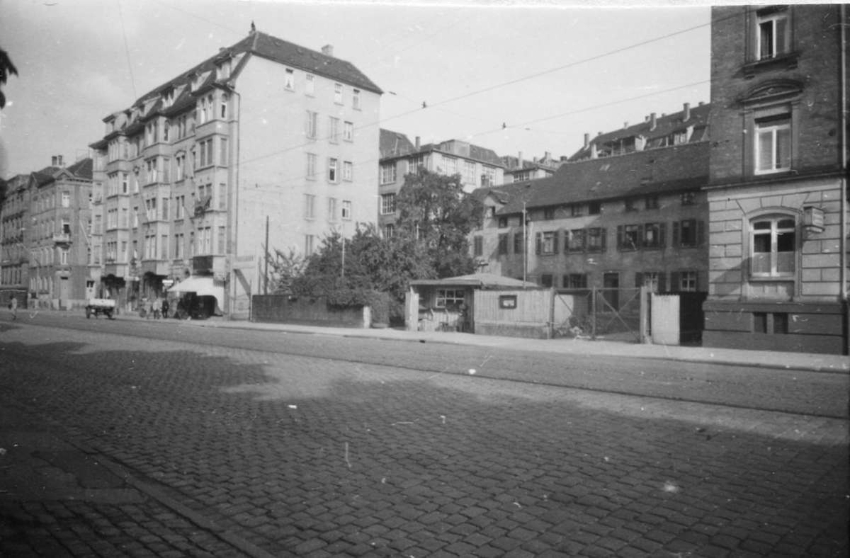 Der hier kaum bebaute Bereich wurde nach dem Krieg durch ein brutalistisches Gebäude ersetzt, das Mehrfamilienhaus das neben steht noch.