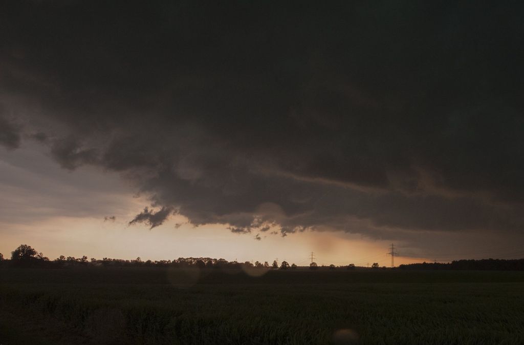 Die Ruhe vor dem Sturm – dramatische Wolkenbilder über Ebstorf in Niedersachsen.