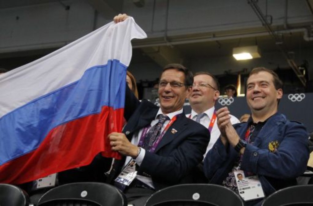 Der russische Premierminister Dmitri Medwedew (rechts) mit dem Präsidenten des Olympischrn Komitees von Russland, Alexander Zhukov.