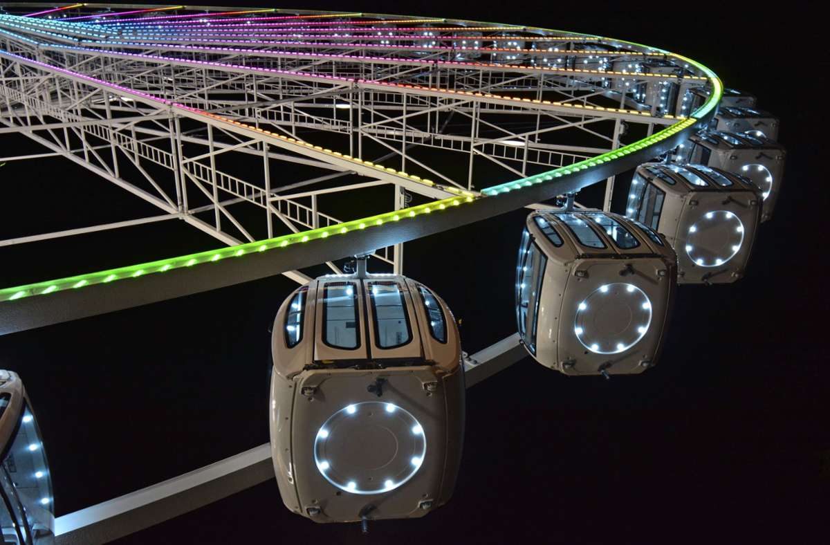 Bei Nacht ist das Riesenrad mit 100.000 LEDs beleuchtet.