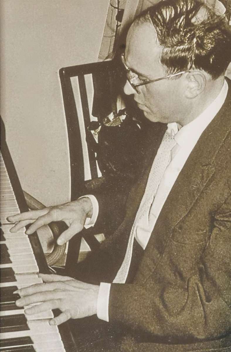 Reinhold Goos am Klavier. Nach dem Ende des Zweiten Weltkriegs und einem Jahr in Kriegsgefangenschaft ließ er sich auch zum Konzertpianisten ausbilden.