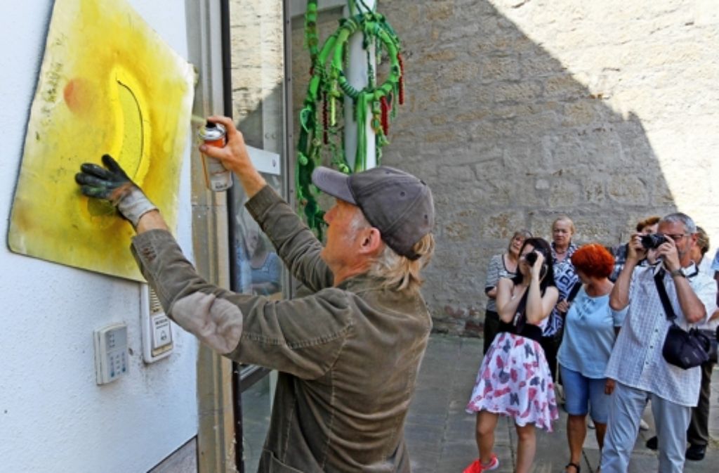 Im Handumdrehen hat der Kölner Spraykünstler Thomas Baumgärtel der Zehntscheuer eines seiner weltweit berühmten  Symbole verpasst. Foto: factum/Granville