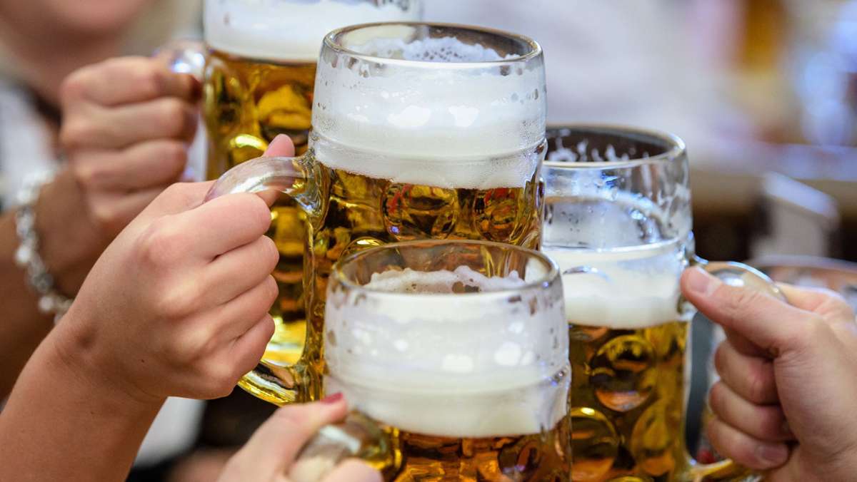 Cannstatter Volksfest 2023: Hohe Bierpreise auf dem Wasen: Was bekommt man im Supermarkt dafür?