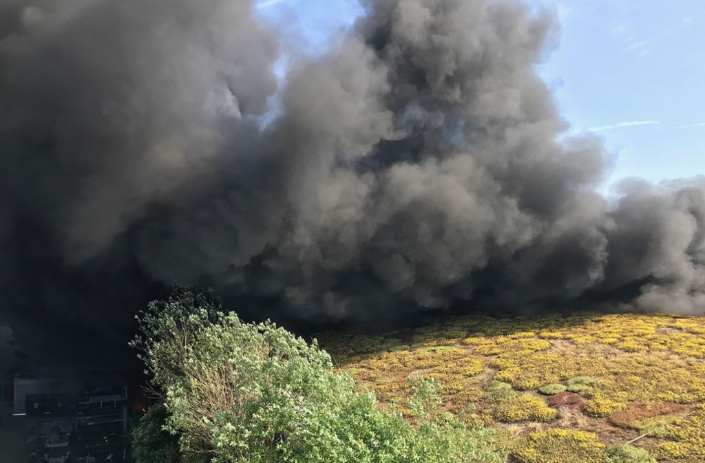 Über das Gelände der Entsorgungsfirma Alba legte sich während des Großbrandes eine dunkel Rauchwolke.