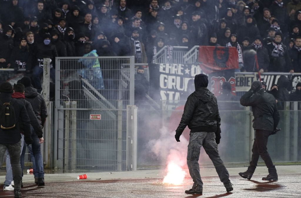 Beim Europa-League-Spiel Lazio Rom gegen Eintracht Frankfurt kam es zu hässlichen Szenen. Foto: AP