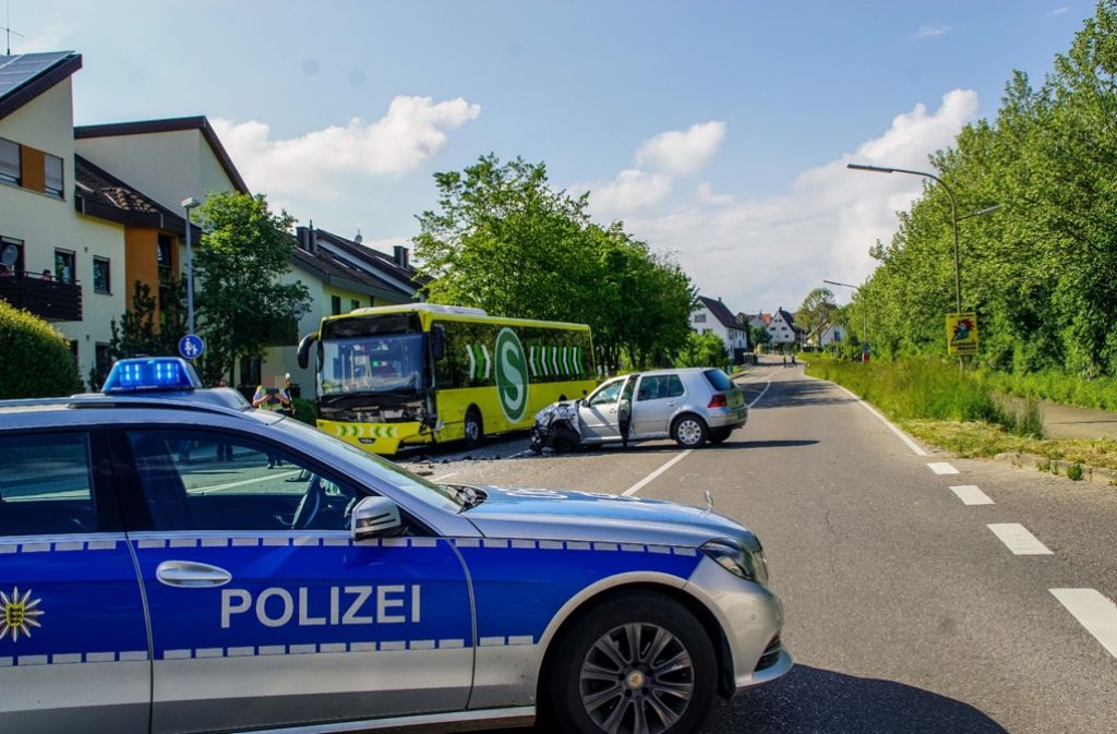 Ein VW Golf prallte in Oberjettingen gegen einen Bus.