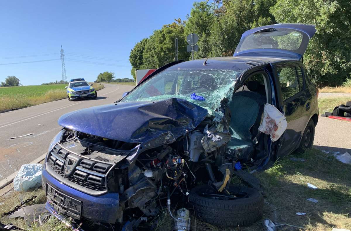 Ein Transporter-Fahrer hatte die Kontrolle verloren und war in einen Dacia gekracht.