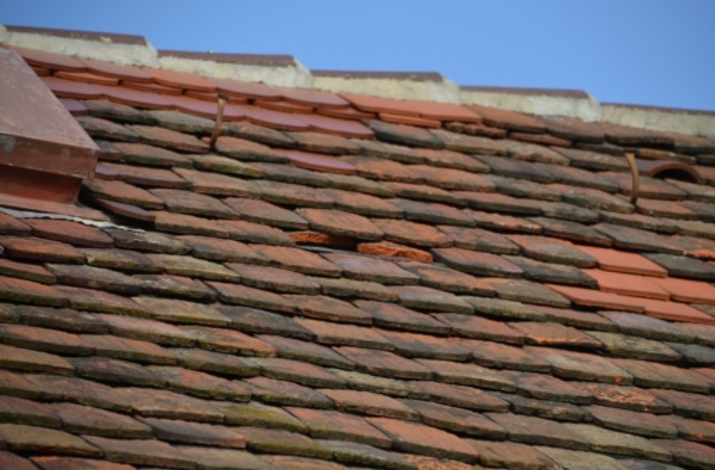 Einige der Ziegel sind 2015 erneuert worden, doch das Dach ist weiterhin undicht.