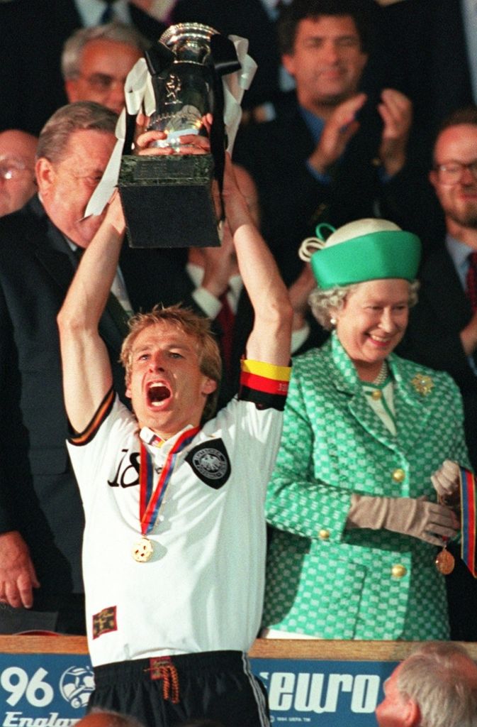 Da ist das Ding: Jürgen Klinsmann jubelt mit dem EM-Pokal.