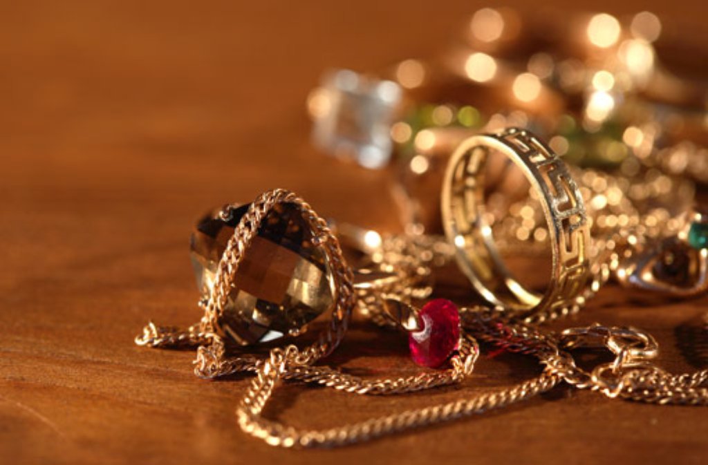 Eine kompakte Goldkette hat ein unbekannter Mann aus einem Juweliergeschäft in Sindelfingen gestohlen. (Symbolbild) Foto: Cosma/Shutterstock