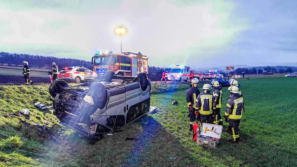 Unfall bei Reichartshausen: Kollision mit Kleintransporter – 39-Jährige stirbt, Kind überlebt