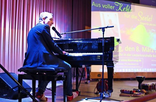 Patrick Bopp brachte die Gäste in der Liederkranzhalle in Stimmung. Foto: Susanne Müller-Baji