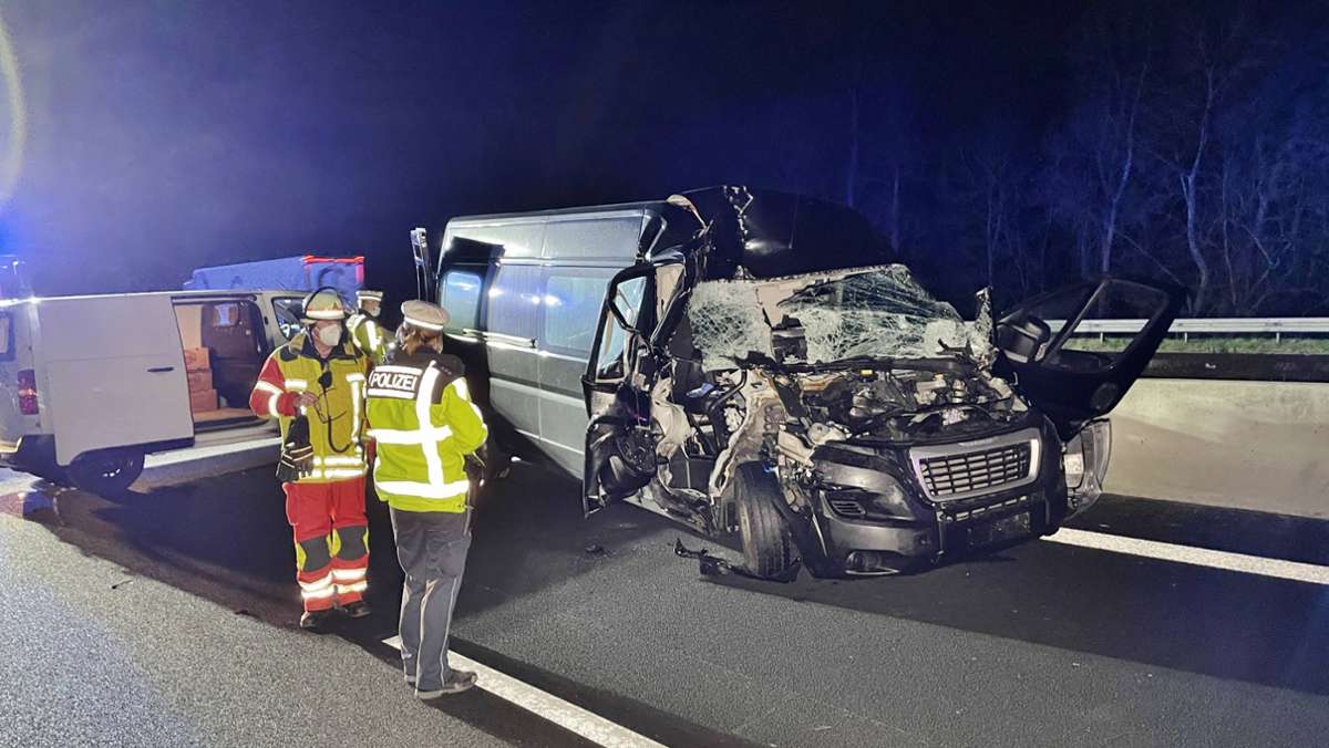 A8 bei Rutesheim: Kleintransporter fährt auf Lkw – 25-Jährige schwer verletzt