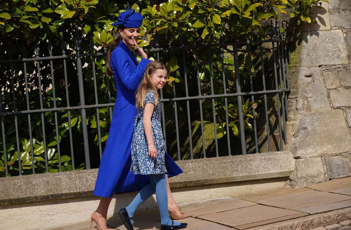 Freundlich lächeln und winken für die Schaulustigen: Prinzessin Kate und Prinzessin Charlotte in Windsor.