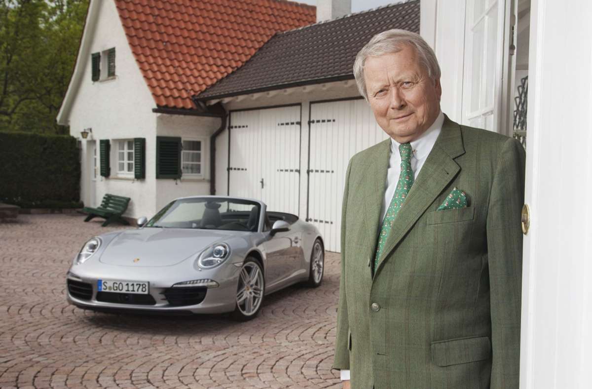 Wolfgang Porsche an seinem 70. Geburtstag vor der Garage der Porsche-Villa am Feuerbacher Weg in Stuttgart, in der sein Großvater Ferdinand die ersten Prototypen des späteren VW Käfer gebaut hat.