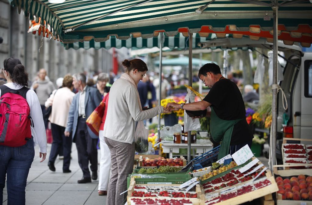 Während der Weindorf-Zeit wird der Stuttgarter Wochenmarkt, der normalerweise auf dem Schiller- und Marktplatz stattfindet, auf die Königstraße verlegt. Betroffen sind der Dienstag sowie die Donnerstage und Samstage.