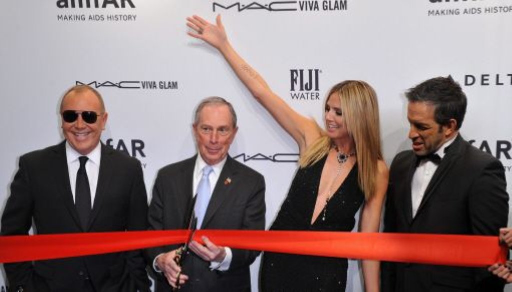 Die Gala wird von New Yorks Bürgermeister Michael Bloomberg (zweiter von links), Designer Michael Kors (links), Heidi Klum und Designer und "Amfar"-Gastgeber Kenneth Cole eröffnet.