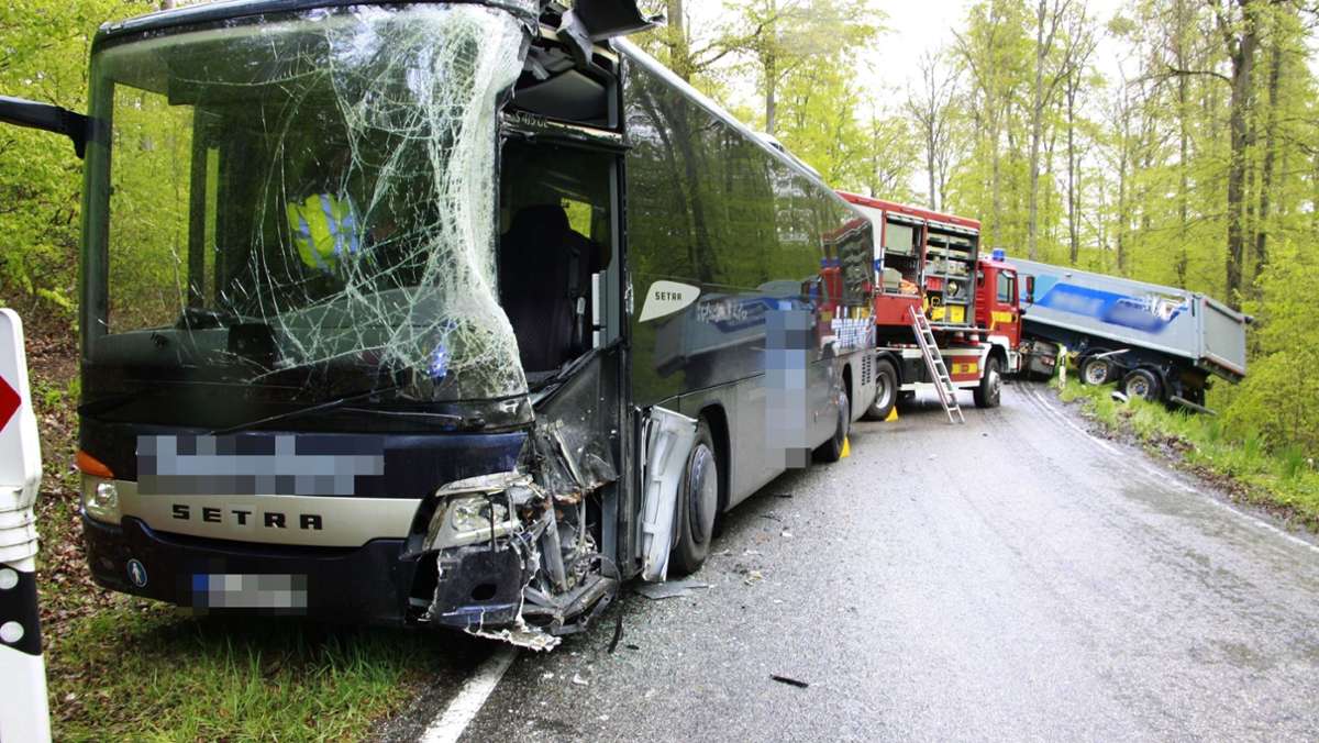  Ein 51-jähriger Busfahrer ist am Dienstagnachmittag in einem leeren Linienbus bei Mühlacker unterwegs, als er in einer Kurve mit dem Sattelzug eines 61-Jährigen kollidiert. Der Busfahrer wird schwer verletzt. 