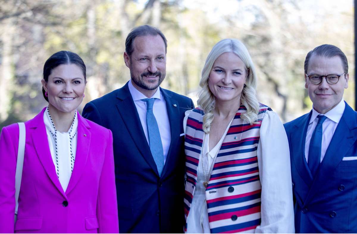 Abba lässt grüßen: Wenn Schwedens Kronprinzessin Victoria (links) und ihr Mann Prinz Daniel (rechts) Norwegens Kronprinzenpaar Haakon und Mette-Marit empfangen, ist echte Herzlichkeit im Spiel.