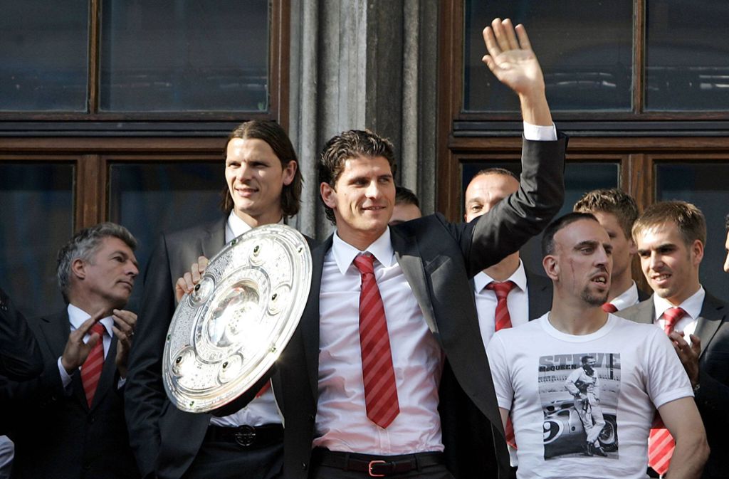Für eine Ablöse von über 30 Millionen Euro wechselt Mario Gomez im Sommer 2009 vom VfB zum FC Bayern. Ein Jahr später feiert er seinen zweiten Meistertitel.