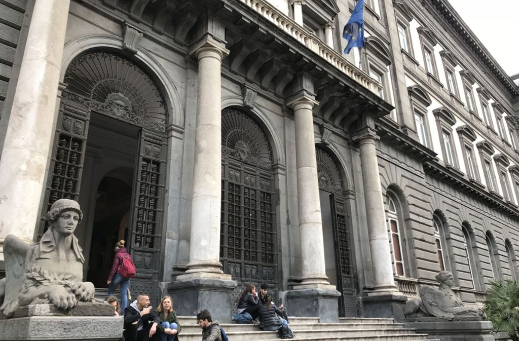 Ein Teil der Universität von Neapel – über dem Eingang weht die europäische Flagge.