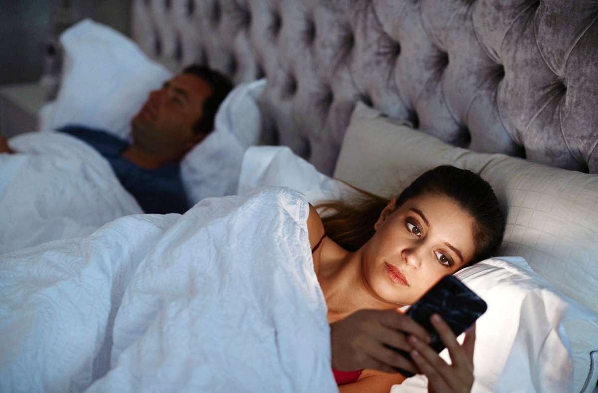 Как узнать в постели. Woman lying in Bed. Фото бессонница романтика. Бессонница мобильный телефон.