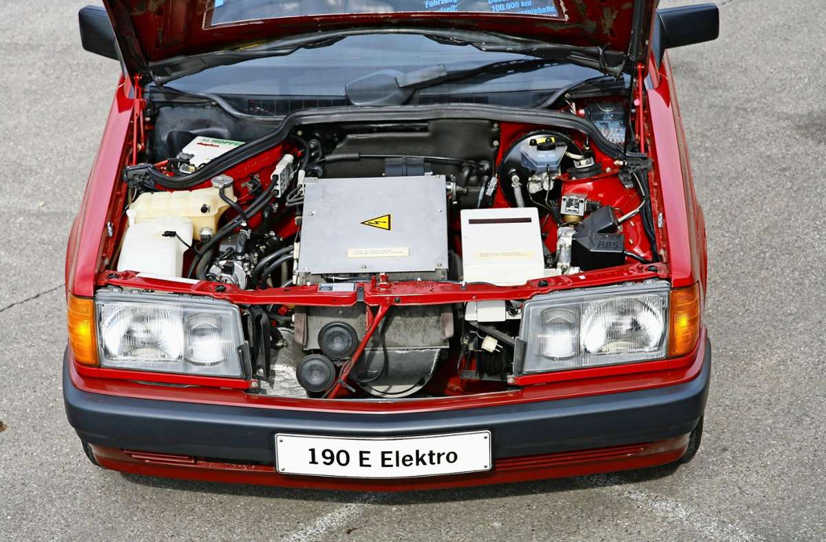 Im Mai 1990 stellte Daimler auf dem Innovationsmarkt der Hannover Messe einen auf Elektroantrieb umgerüsteten Mercedes-Benz 190 (W 201) vor. Der Stromer diente der Erprobung unterschiedlicher Antriebskonfigurationen und Batteriesysteme.