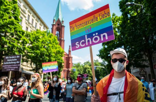 Wegen der Corona-Pandemie waren die meisten Teilnehmer beim CSD in Berlin mit Mund-Nasenschutz unterwegs. Foto: AFP/JOHN MACDOUGALL