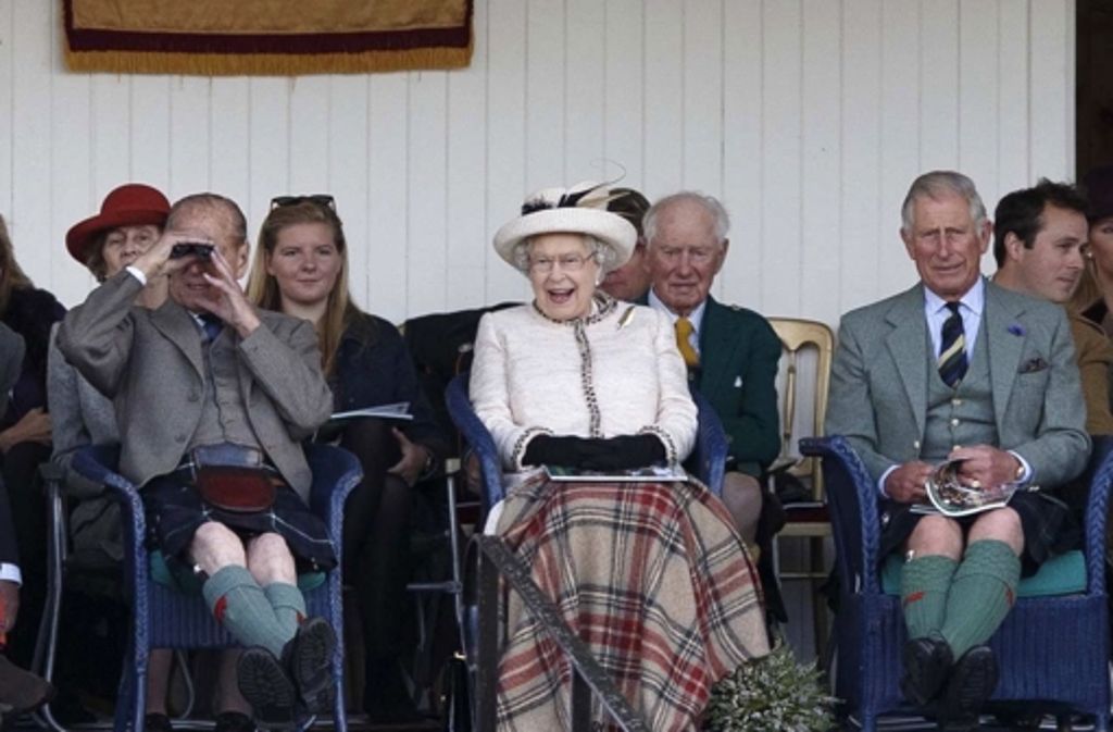 Die Königin Elizabeth II. scheint sich bei den Highlandgames in Schottland köstlich zu amüsieren. Ihr Sohn Charles (rechts) scheint sich in seinem Kilt allerdings etwas unwohl zu fühlen. Auf was sich ihr Gatte Prinz Philipp konzentriert ist allerdings nicht überliefert.