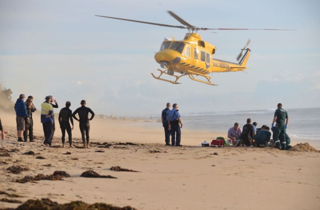 Mit dem Rettungshubschrauber wird der Surfer in eine 70 Kilometer entfernte Notfallklinik in Perth geflogen.