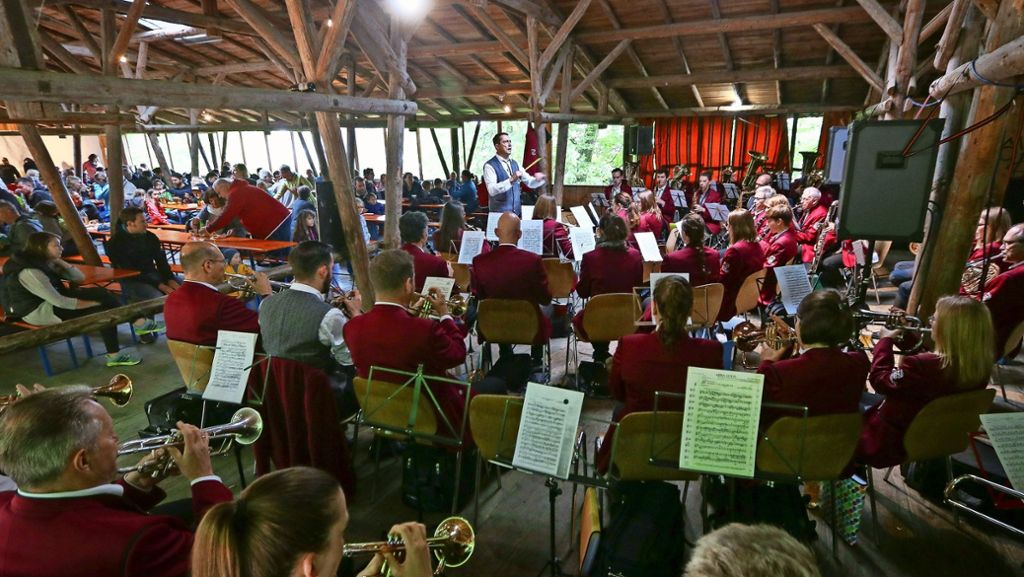 Bergwaldfest in Renningen: Zünftige Musik in der  Bergwaldhalle
