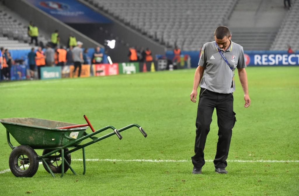 Im Stade Pierre-Mauroy in Lille muss der Rasen noch ein wenig gepflegt werden. Am Sonntag spielt hier die DFB-Elf. Foto: AFP