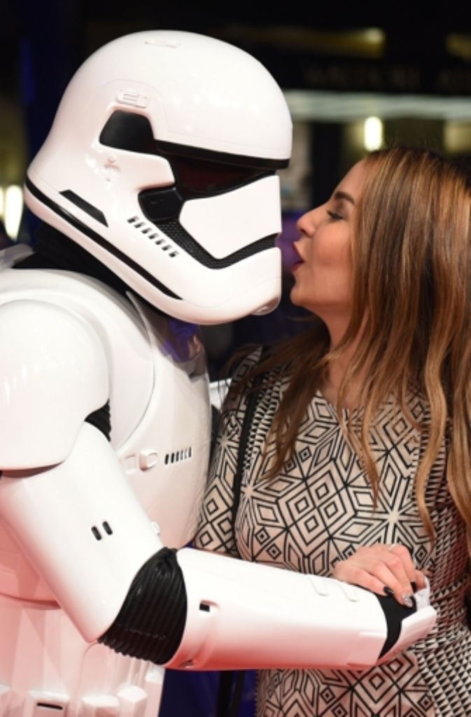 „Rote Lippen soll man küssen...“, das nimmt sich ein Stormtrooper zur Aufgabe und schnappt sich kurzerhand die Schauspielerin Sila Sahin.