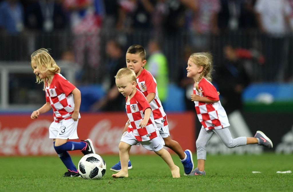 Diesen Moment werden auch die kleinsten Steppkes vermutlich nie vergessen: Nach dem Einzug ins WM-Finale holen die kroatischen Spieler ihre Kinder aufs Spielfeld.