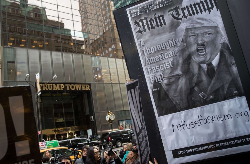 Zudem hielten sie Plakate in die Höhe, auf denen unter anderem „Schmeißt Trump in die Tonne“ stand. Unter die Dutzenden Demonstranten, Schaulustigen und Journalisten auf der noblen Fifth Avenue waren auch einzelne Trump-Befürworter.