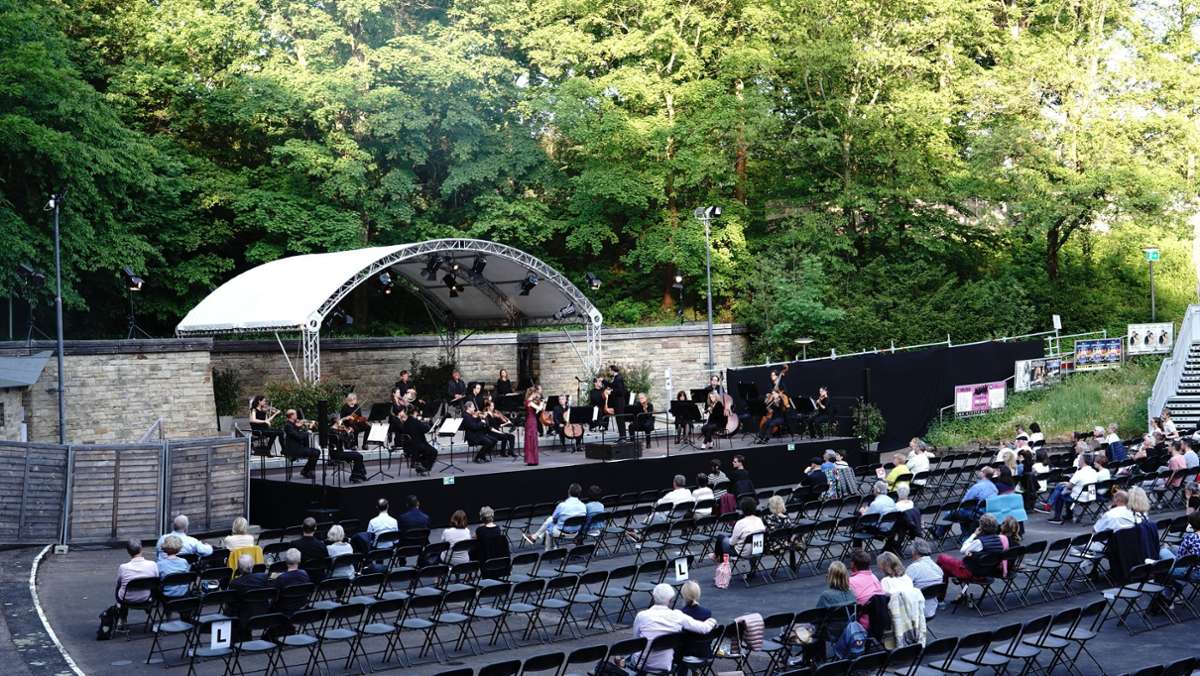  Die Musik ist zurück! Das Staatsorchester Stuttgart hat unter der Leitung von Cornelius Meister auf der Freilichtbühne Mozart gespielt. 