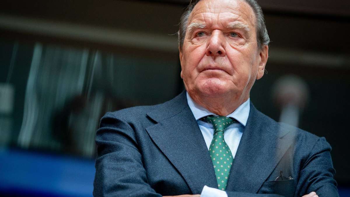  Altkanzler Gerhard Schröder hat der Ukraine im Konflikt mit Russland „Säbelrasseln“ vorgeworfen. Er verteidigte zudem die Entscheidung Deutschlands, keine Waffen an die Ukraine zu liefern. 